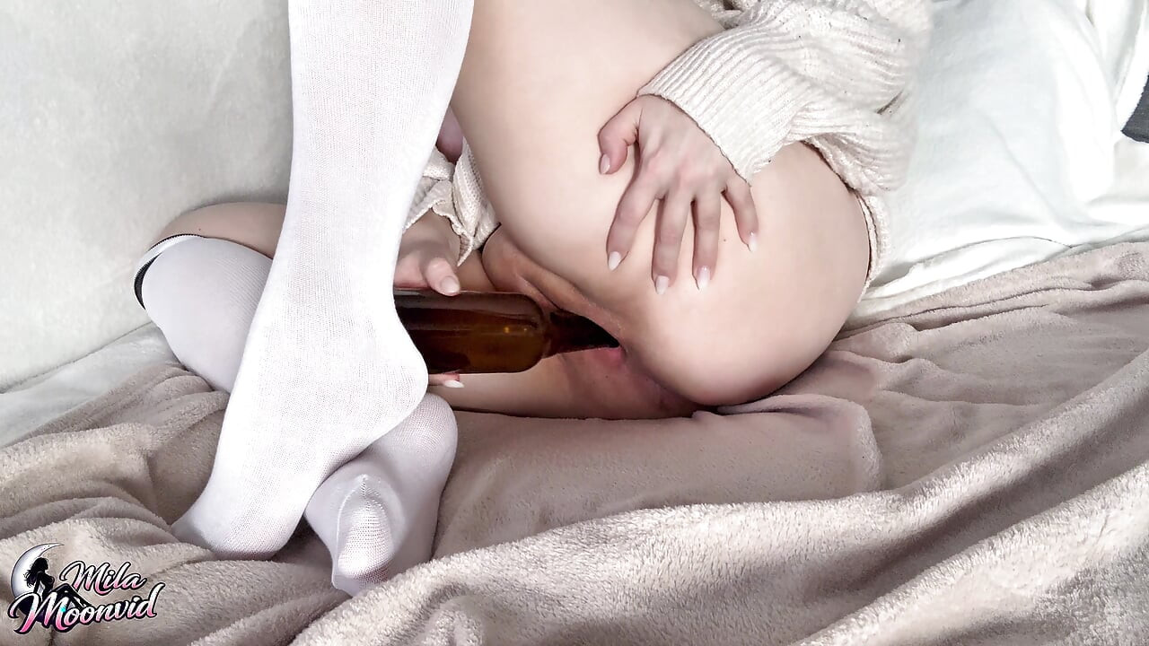 Tự sướng bằng chai, vừa lồn vừa lỗ đít