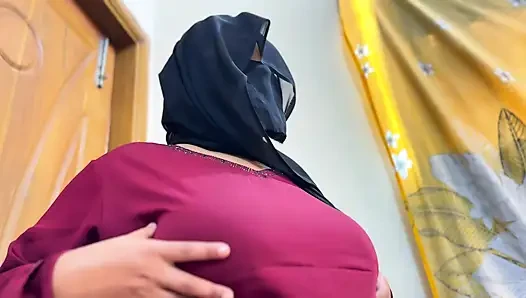 Güzel ateşli üvey anne Suudi Arabistan'da burqasını açıyor ve büyük götünü gösteriyor - tesettür ve peçeli seks