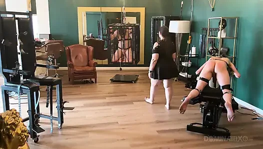 Dominatrix zindanında sidik sırılsıklam bağlı köleler