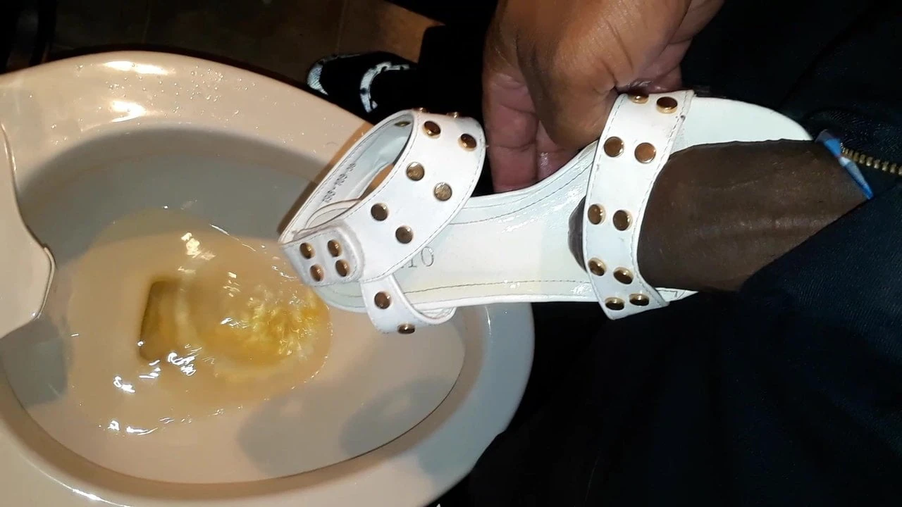 Piscia e sborra sui sandali indiani