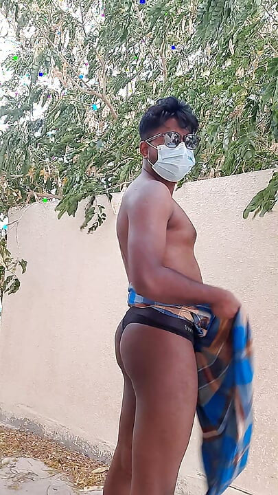 גברים עירומים בחוץ לבית עם לונגי