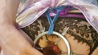 Utilisation d’un dilatateur anal dans une robe chinoise lilas sexy, sodomie extrême