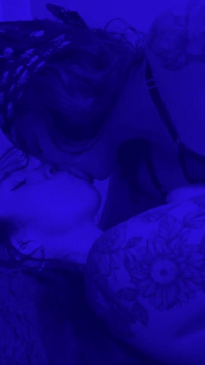 Mezuniyet partisi kontrolden çıkıyor ve sonunda üniversiteden en iyi arkadaşımı sikiyorum | Klip 2