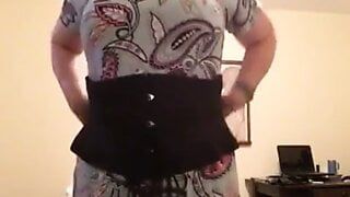 Ladyunfminer fait un entraînement à la taille dans son corset pendant quelques semaines