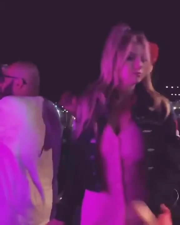 Charlotte Mckinney танцует в Coachella 2018