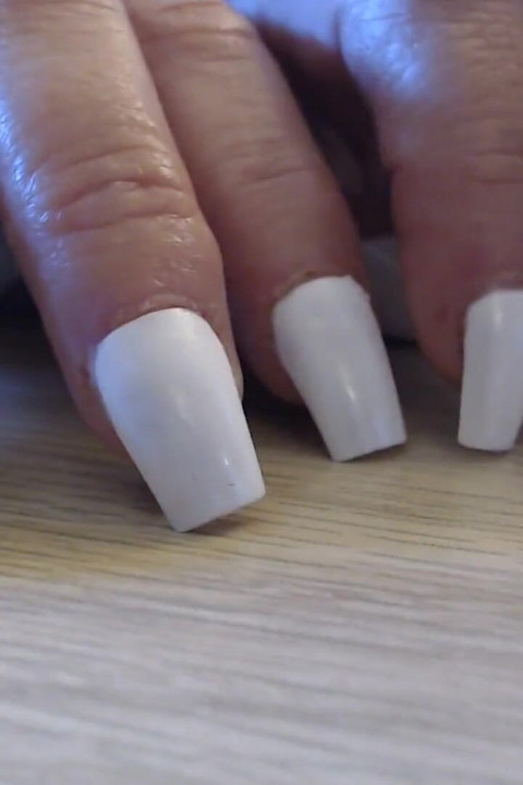 Tapping clicking white fingernails