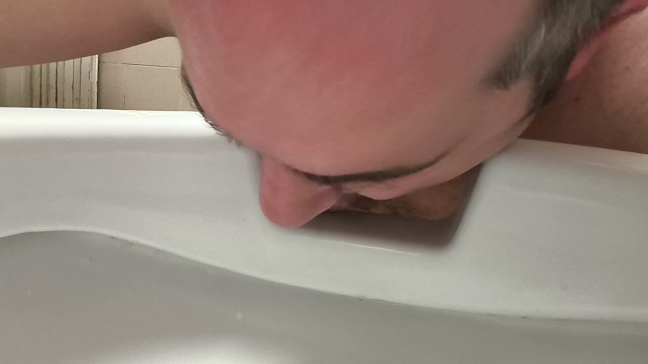 Menjilat dan mencium dudukan toilet di toilet umum yang basah oleh kencing orang asing