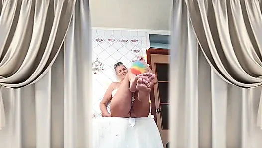 Жизнерадостная домохозяйка Лукерия просыпается от эротического сна и продолжает его всю ночь.