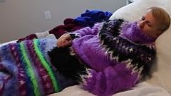 Maglione Fetish Mohair e Angora. In un maglioncino felpa a letto con molti dei miei maglione fetish per un po 'di divertimento.