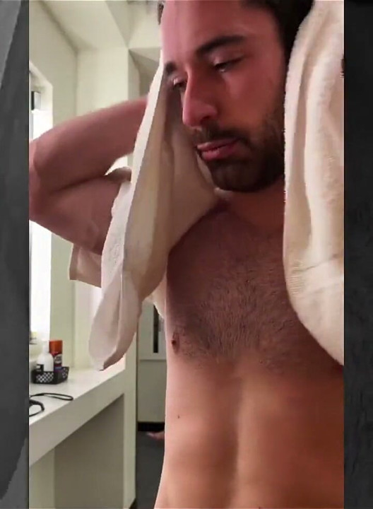 Je me sèche les vestiaires après ma douche après l’entraînement