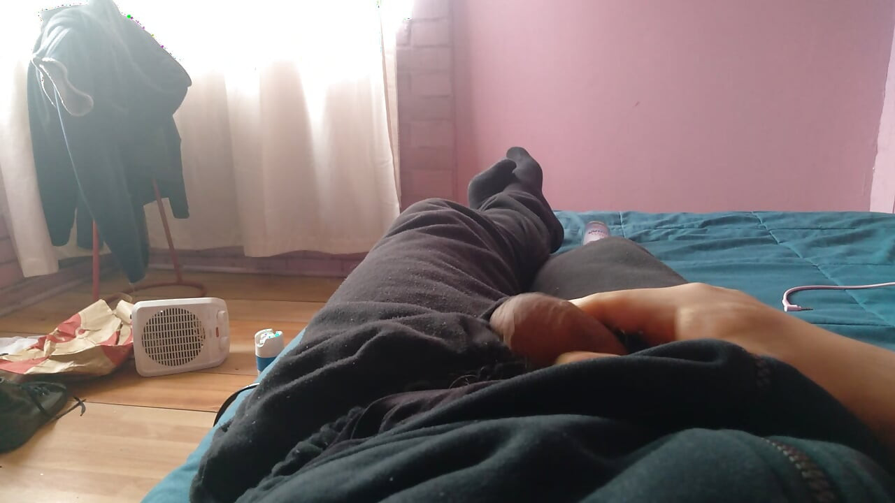 Typ mit einem großen schwanz zeigt sein großes attribut