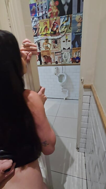 סקס אמיתי ומסוכן בשירותים של מסעדה עם זוג חובבים לוהט
