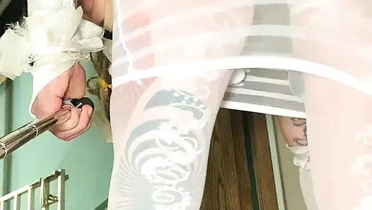 Seksi femboy beyaz iç çamaşırlı çok seksi elbise dışarıda yürüyor
