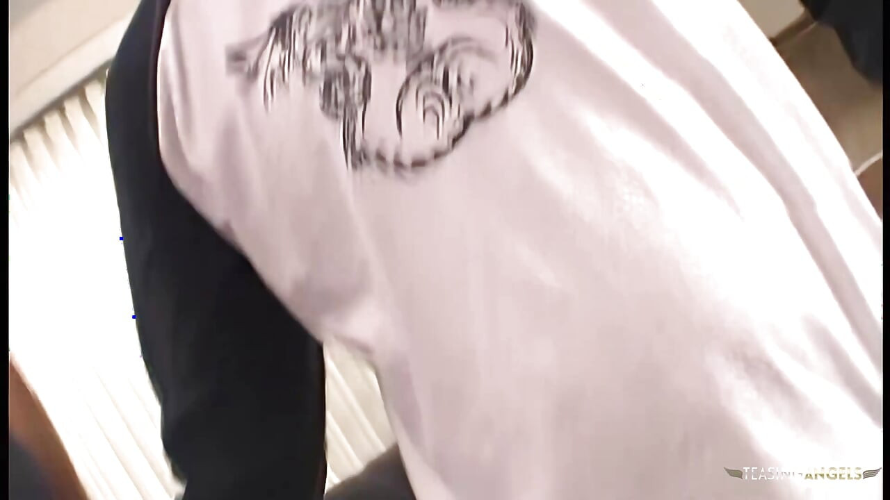 Belleza tatuada es tocada y comida antes de una follada dura