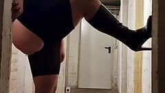 Sissy probiert ihre Heels zum zweiten mal und zeigt ihren fetten Arsch
