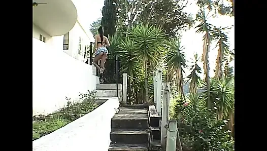 Молодая студентка играет с дилдо, сосет большой черный член