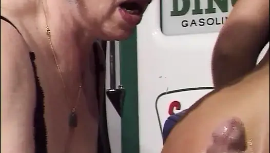 Cewek Jerman yang aduhai berbagi kontol besar sama nenek binal yang lagi sange berat