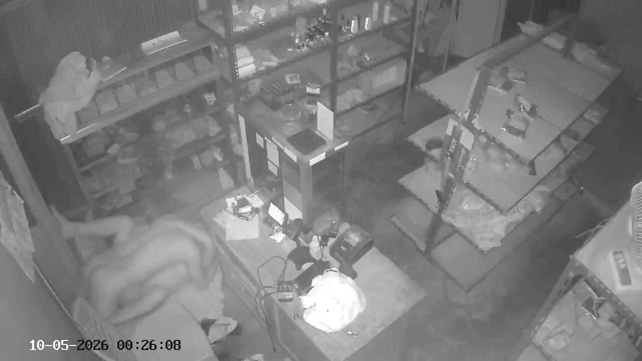 Selingkuh di tempat gelap sama mantan pacar, ternyata ada kamera tersembunyi.