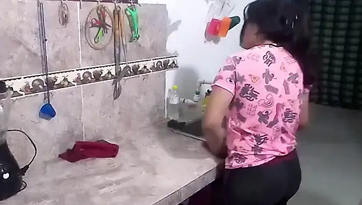 SEKS AMATIR BERDIRI DI DAPUR DENGAN KAKAK IPARKU