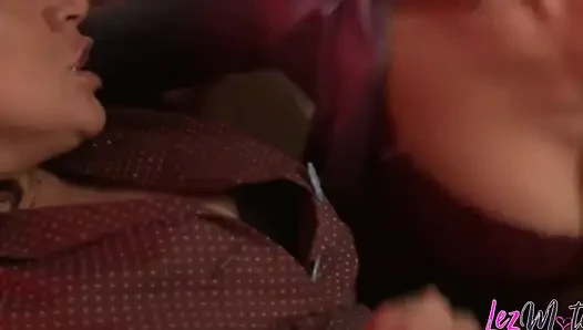Muasin dua memek becek dengan jari-jari kecil