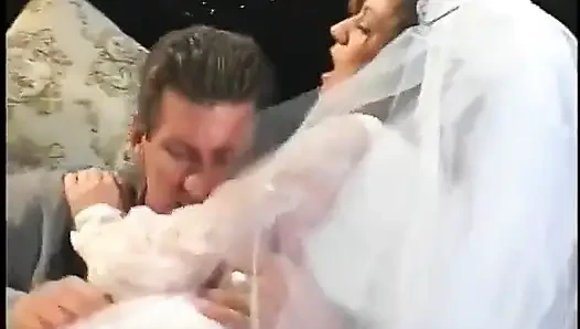 Cewek seksi nyepong kontol dengan gaun pengantin dan dientot anal sampai dicrot di muka