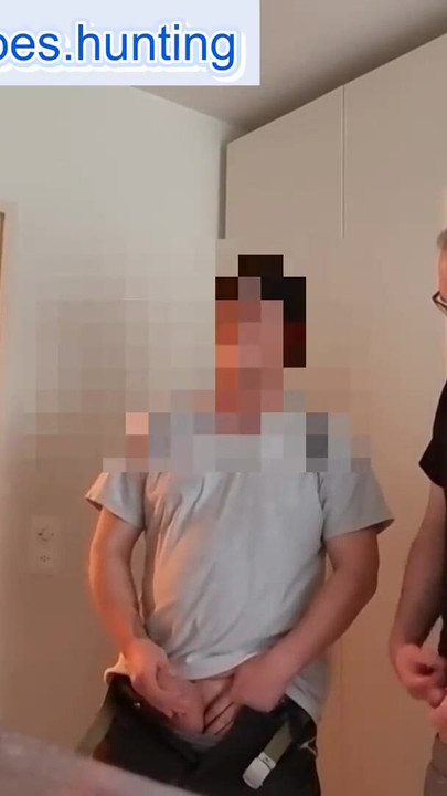 Hetero vodoinstalater dolazi popraviti moj sudoper i uhvati me kako drkam - na kraju sisamo jedno drugome | Isječak 1