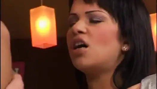 Сексуальная брюнетка трахается в задницу в пабе... сперма в рот