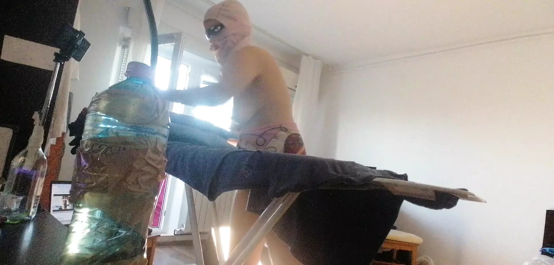 Esposa amateur haciendo tareas domésticas desnuda. Esposa sexy y traviesa probándose ropa que se corta