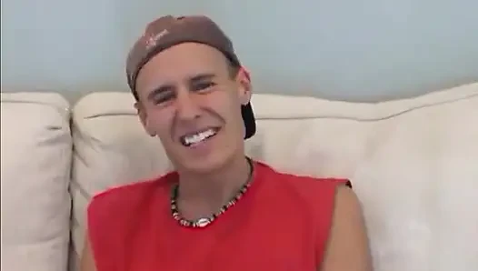 İki azgın genç kız adamın yarağının üstüne atlıyor