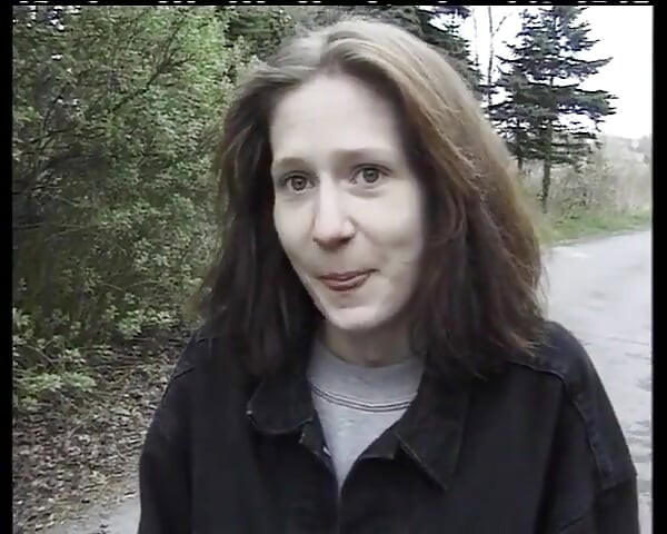 Νεαρή από τη Γερμανία γαμιέται με μεγαλύτερο τύπο στο στενό μουνί της