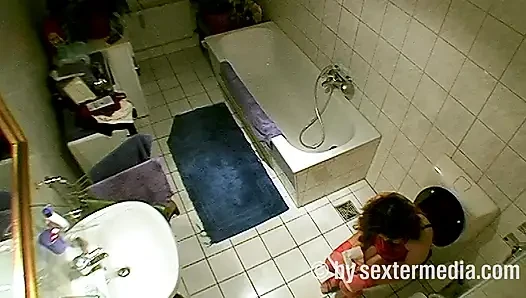 MILF занимается личной гигиеной в ванной