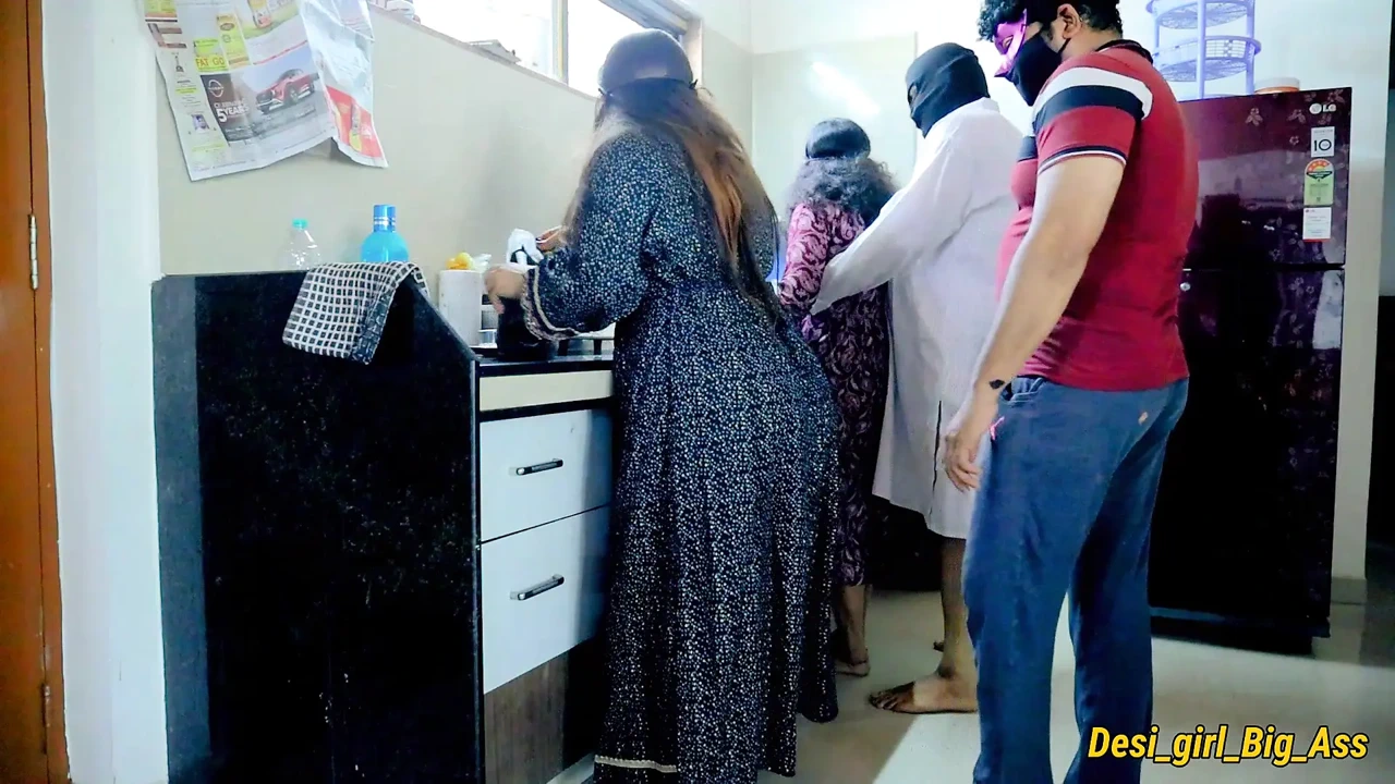 厨房里的热辣4P性爱