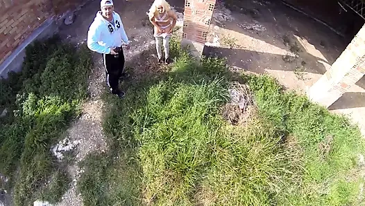 Kontol besar pria berotot dan bertato menghancurkan memek cewek manis rambut pirang