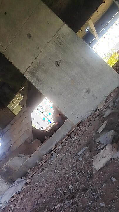 Batendo em um enquanto cheira a bota