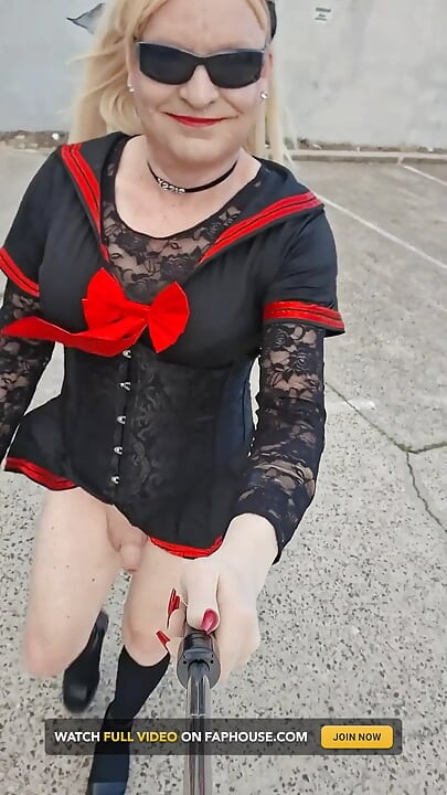Sissymandy si pelaut rambut merah dengan gaun seksi