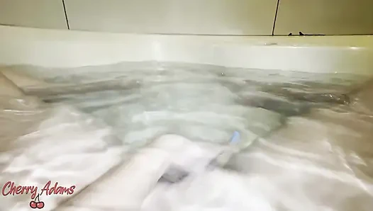 Mastürbasyon yapıp küvette ayaklarımı göstermek.