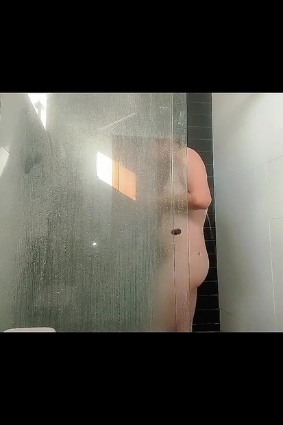 ベッド全体で搾乳した後、シャワーを浴びなければなりませんでした