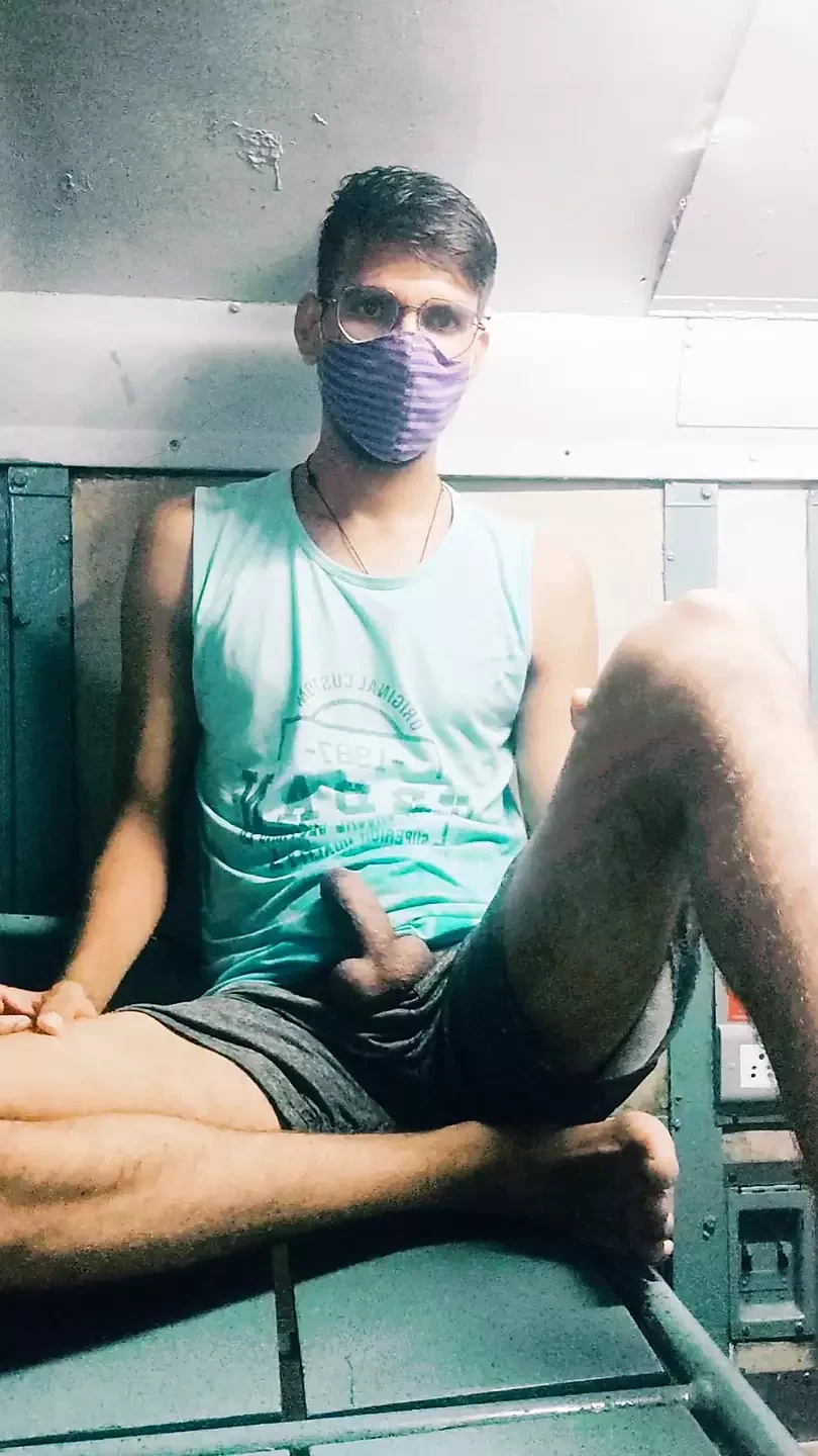 Uomini sexy in treno si sgrillettano il suo grande cazzo lungo peloso