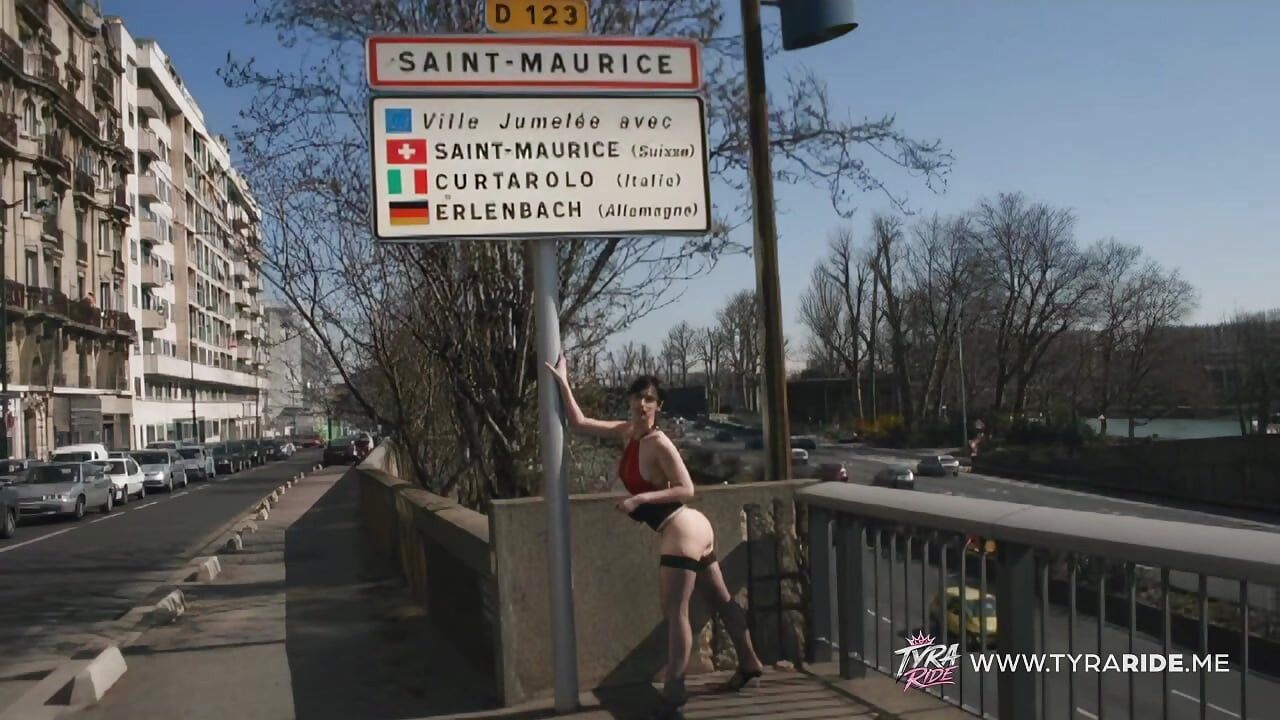 Milf blondă în lenjerie albă are parte de joc cu vibrator și hardcore