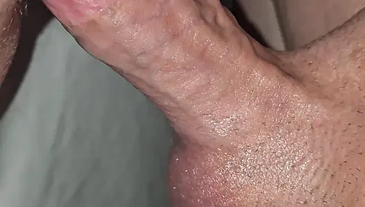 Дрочка превращается в покрытую спермой киску