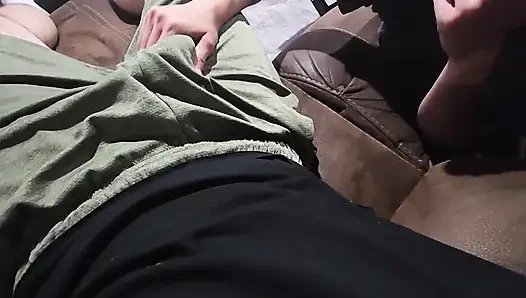 Ngusap memek cowok ini pakai celana pendeknya