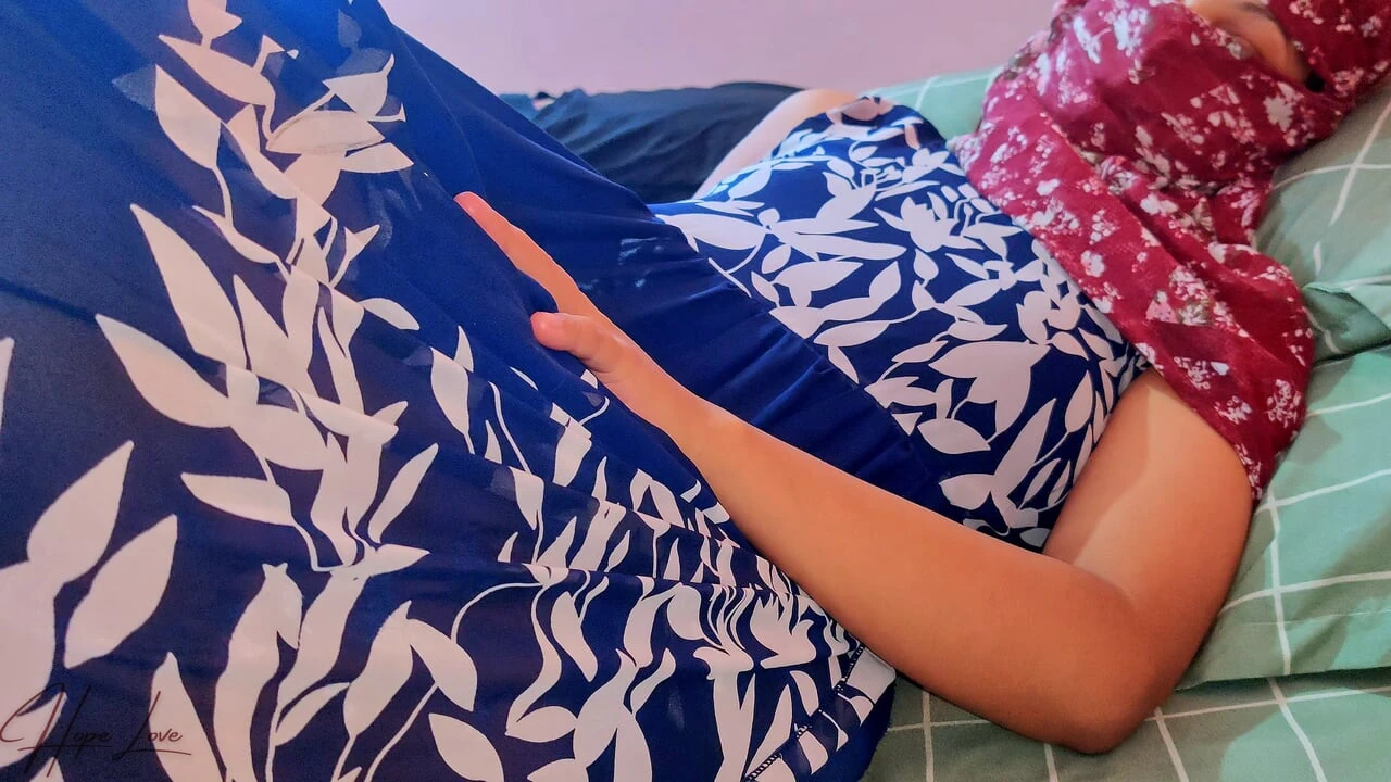 Malezijska stidljiva devojka se jebe sa napaljenim čovekom.