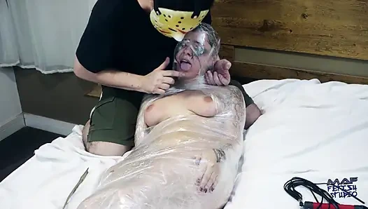 Gabriela in Mumifizierung mit Plastikverpackung, Auspeitschen, Bastinado und Kitzeln