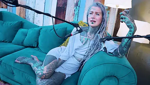 Ich spreche über J - Jelousy - ASMR podcast SFW spricht goth dünnes mädchen dreadlocks tattoo-model mit tinte mädchen