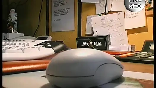 Solo-brünette schlampe spielt beim casting mit muschi