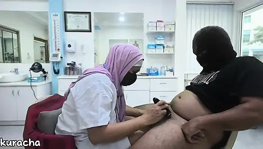 Tesettürlü doktor tıraş sırasında müşterinin kalın yarağını tıraş ediyor
