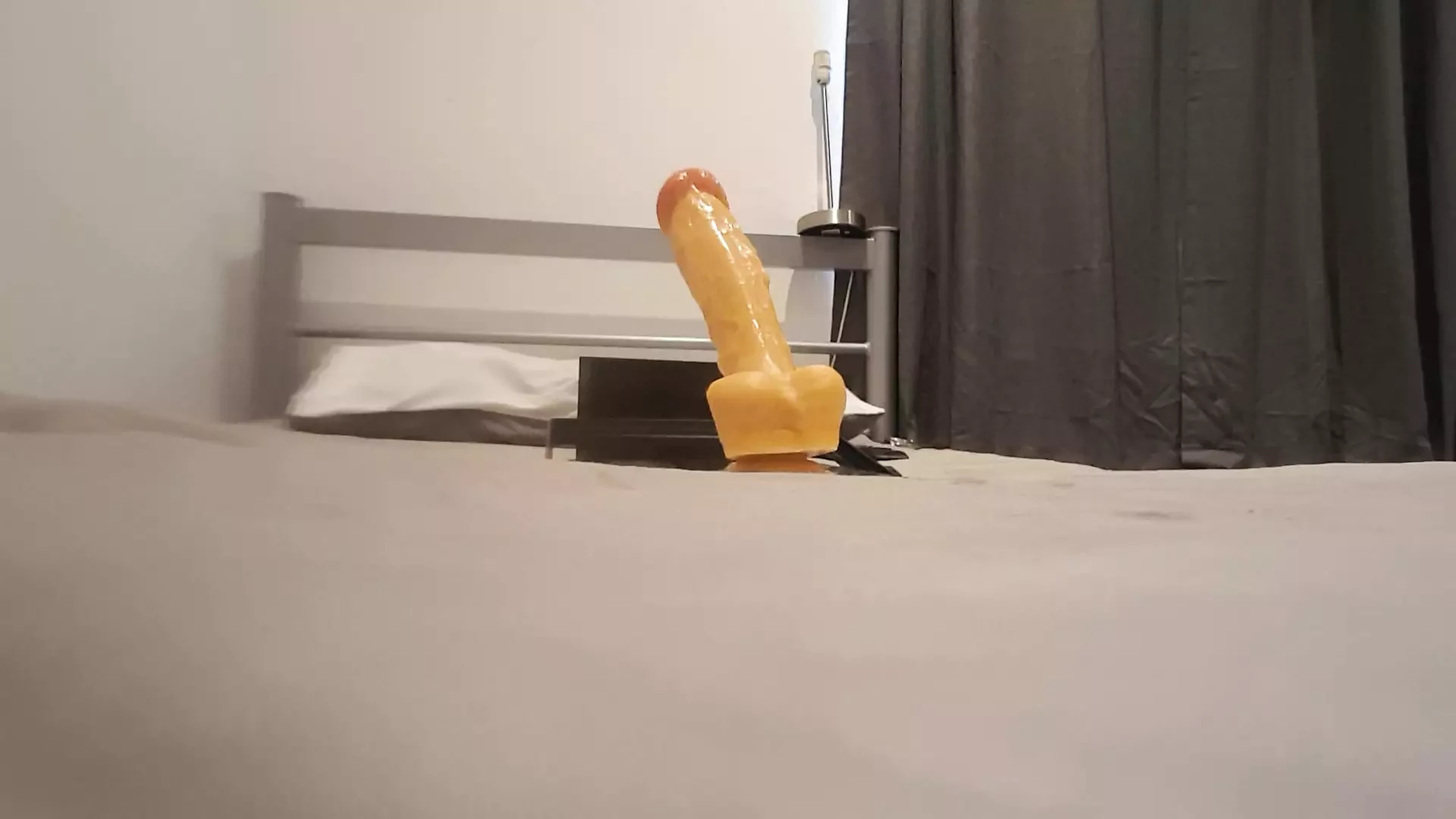 Trening analny na 10-calowym dildo