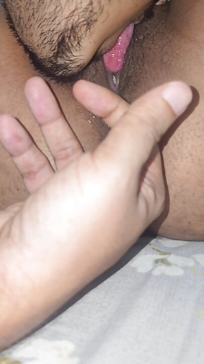 Chutchatora Devar, Saali'nin götüne parmak atıyor