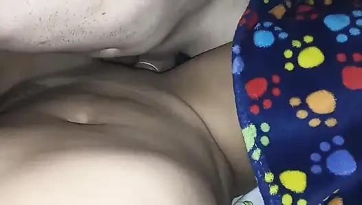 Я учу мою соседку, как ездить на мотоцикле, и взамен она дает мне свою вагину.