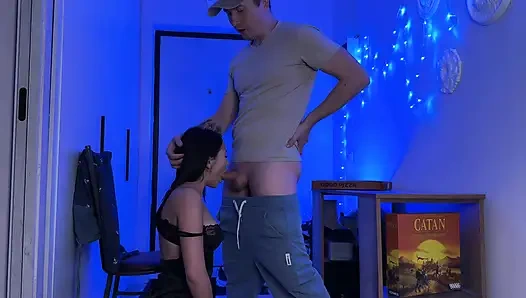 Доставщик Пиццы Трахнул Меня И Наполнил Мой Рот Спермой